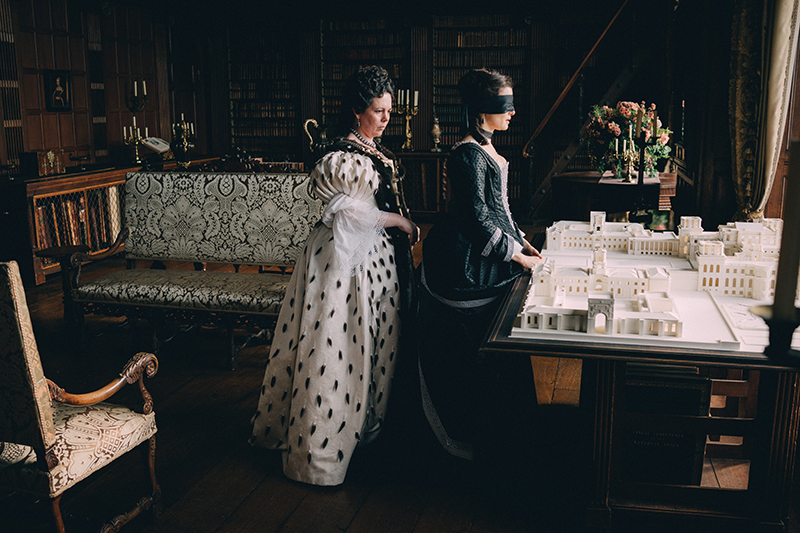 Olivia Colman and Rachel Weisz in THE FAVOURITE. Photo by Atsushi Nishijima. © 2018 Twentieth Century Fox Film Corporation All Rights Reserved